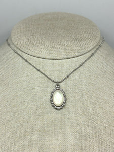 COLLAR PLATEADO DIJE GOTA NÁCAR