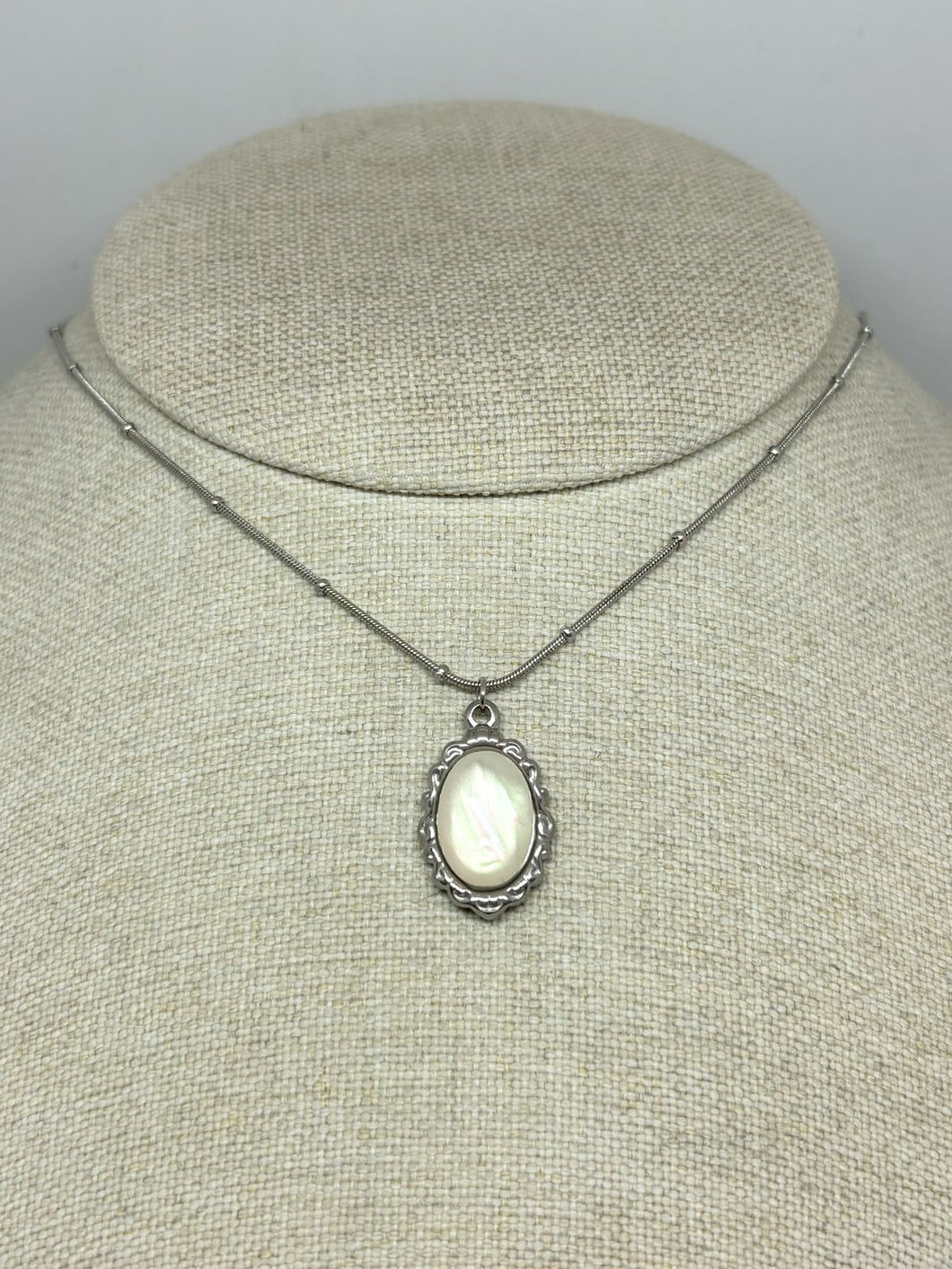 COLLAR PLATEADO DIJE GOTA NÁCAR