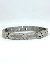 Cargar imagen en el visor de la galería, PULSERA TIPO ROLEX PLATEADA CON CRUZ
