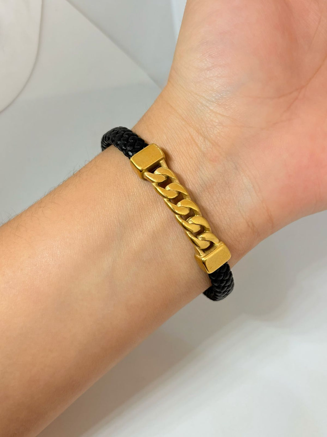 PULSERA PIEL CON CADENA DORADA