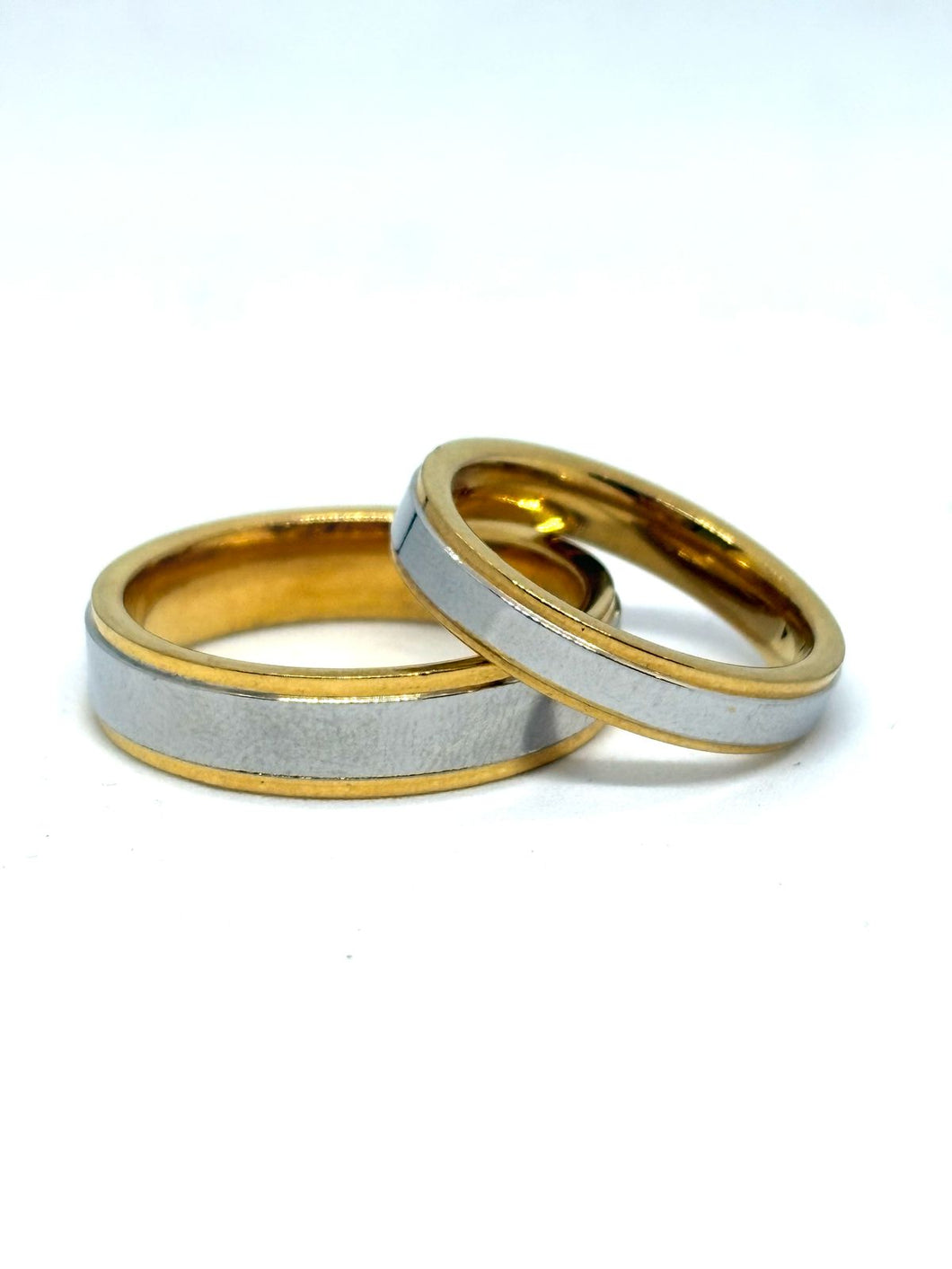 ARGOLLA PARA PAREJA PLATEADA FILO DORADO