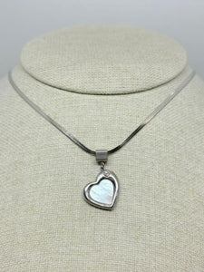 COLLAR PLANCHADO CORAZÓN NÁCAR