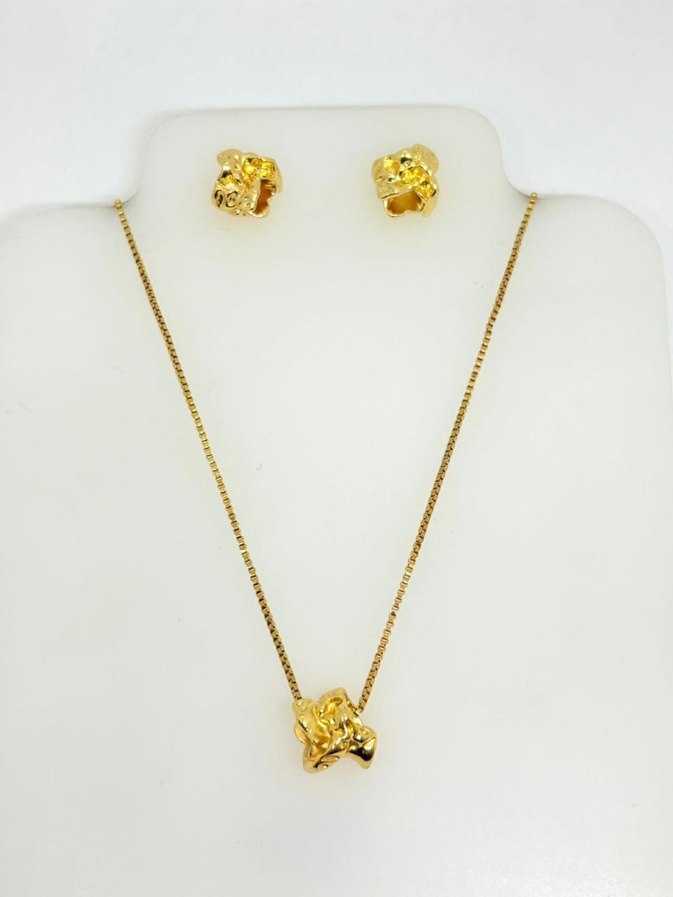 JUEGO DE COLLAR Y ARETES FORMA IRREGULAR