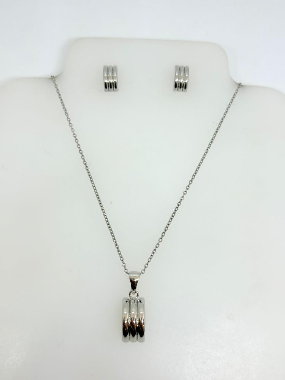JUEGO DE COLLAR Y ARETES MEDIO OVALO PLATEADOS