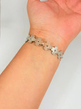 Cargar imagen en el visor de la galería, PULSERA FLORES LISAS PLATEADA
