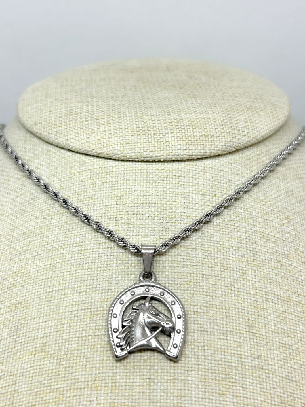 COLLAR TORSAL HERRADURA CON CABALLO