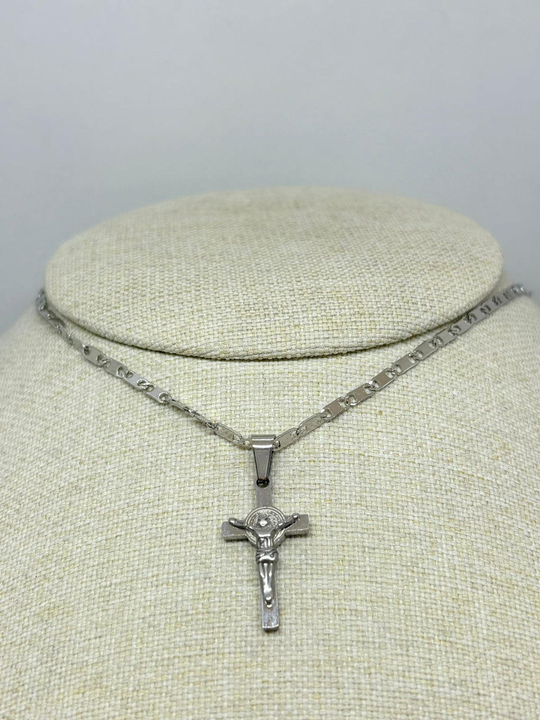 COLLAR CRUCIFIJO SAN BENITO