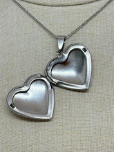 Cargar imagen en el visor de la galería, COLLAR RELICARIO CORAZÓN PLATEADO
