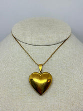 Cargar imagen en el visor de la galería, COLLAR RELICARIO CORAZÓN DORADO
