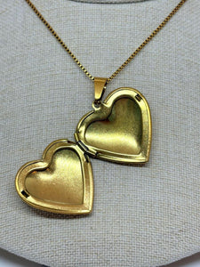 COLLAR RELICARIO CORAZÓN DORADO