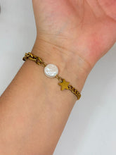 Cargar imagen en el visor de la galería, PULSERA PERLA ESTRELLA
