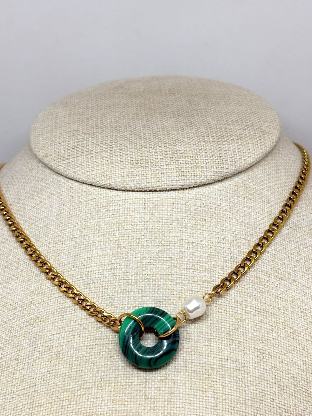 COLLAR BARBADA CON PIEDRA Y PERLA