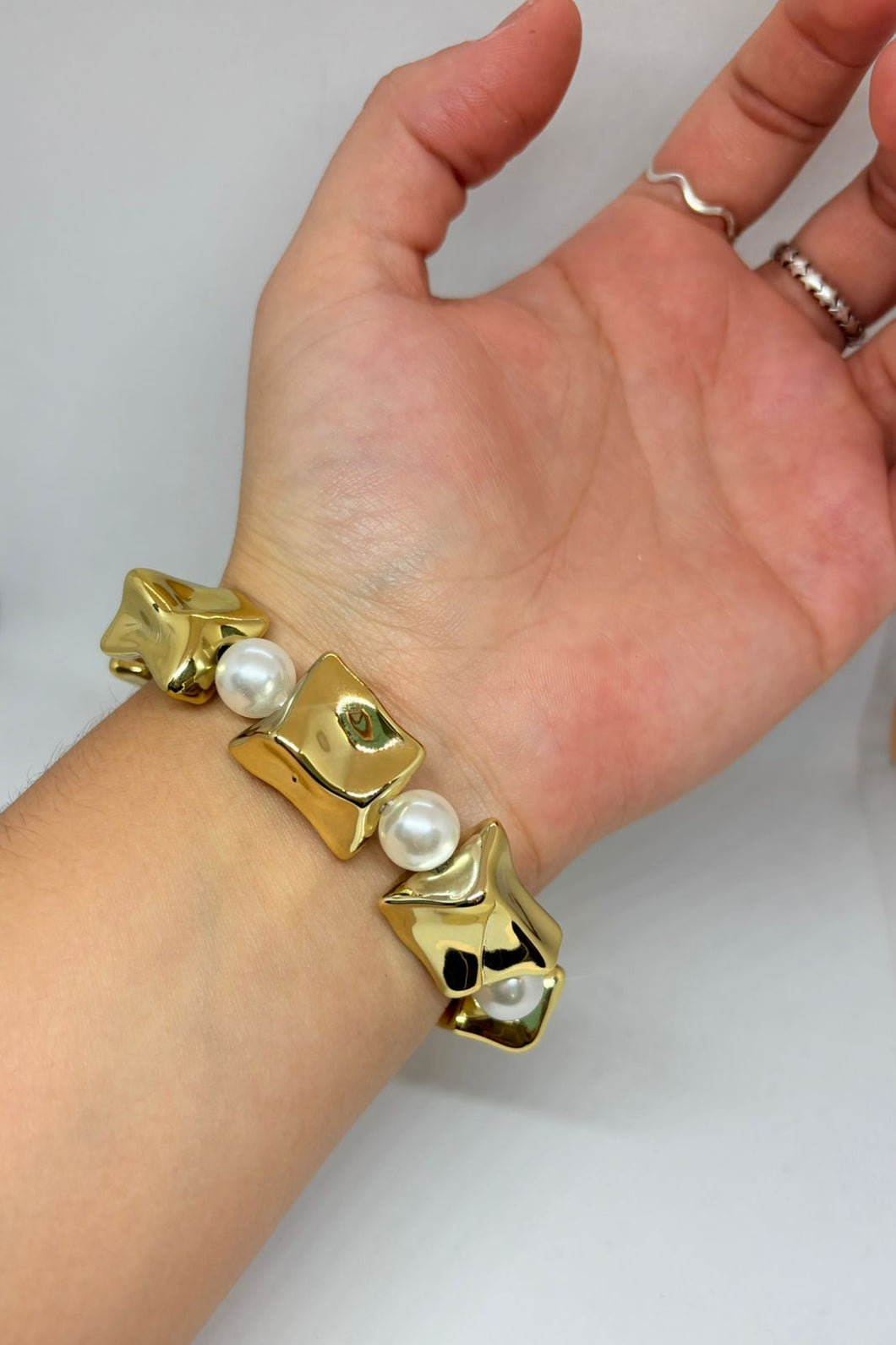 PULSERA CON PERLAS DOS TONOS