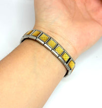 Cargar imagen en el visor de la galería, PULSERA CUADRO DORADO ELASTICA
