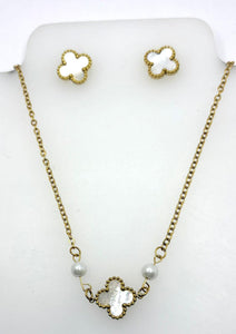 JUEGO COLLAR Y ARETES FLOR NACAR CON PERLITAS