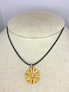COLLAR CIRCULO HILO NEGRO