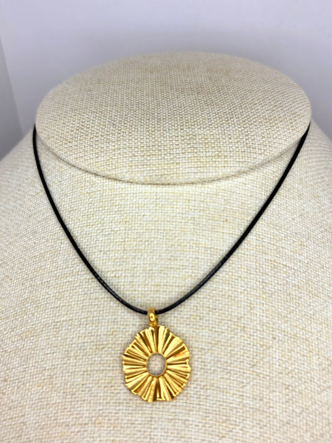 COLLAR CIRCULO HILO NEGRO