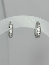 Cargar imagen en el visor de la galería, HUGGIES CON ZIRCONIA
