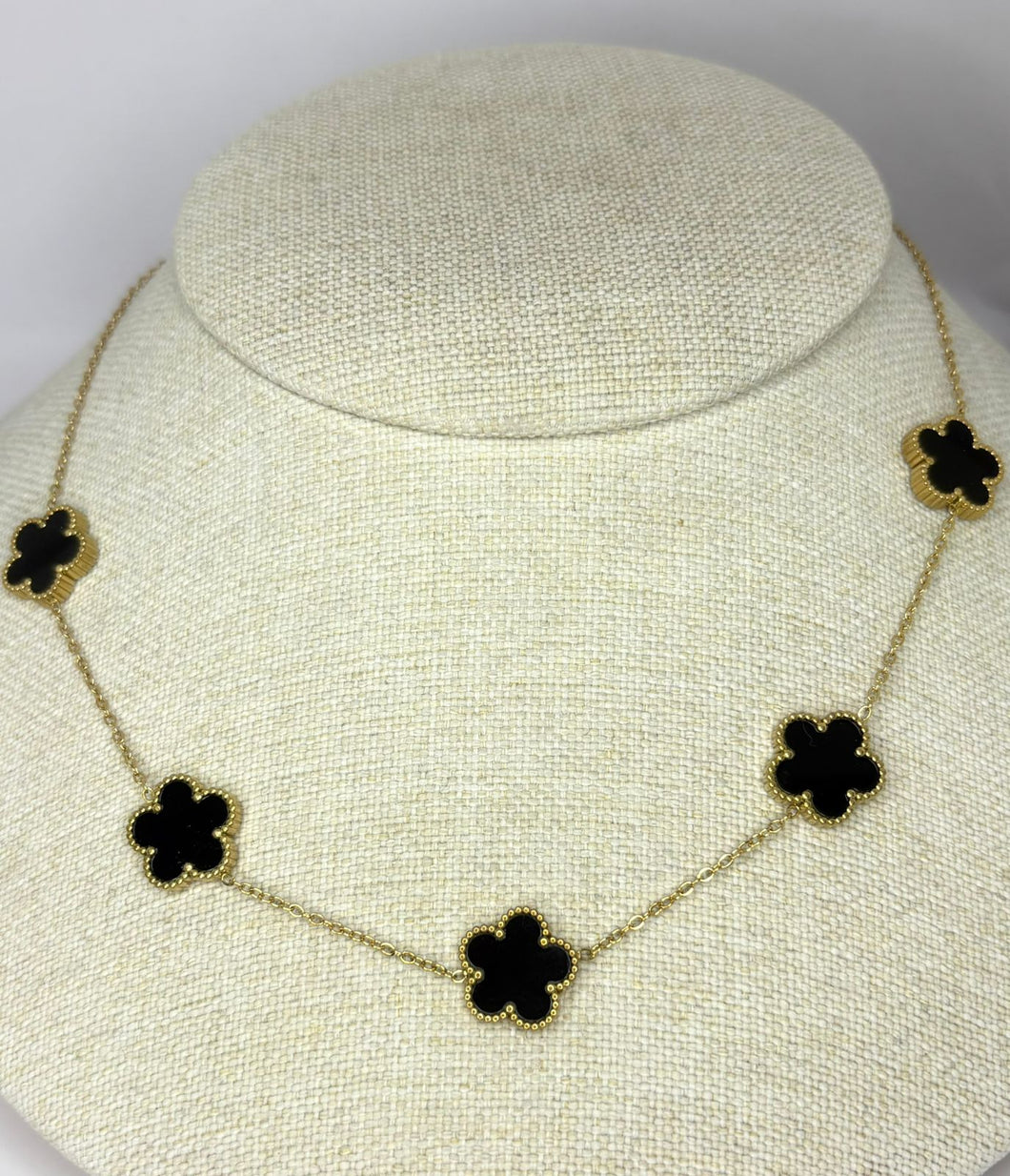 COLLAR FLORES NEGRAS