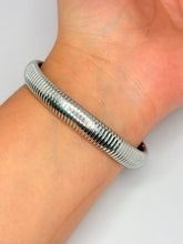 Cargar imagen en el visor de la galería, PULSERA TIPO RESORTE PLATEADA
