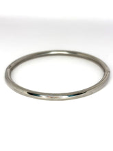 Cargar imagen en el visor de la galería, PULSERA RIGIDA PLATEADA

