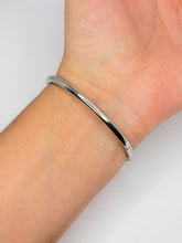 Cargar imagen en el visor de la galería, PULSERA RIGIDA PLATEADA
