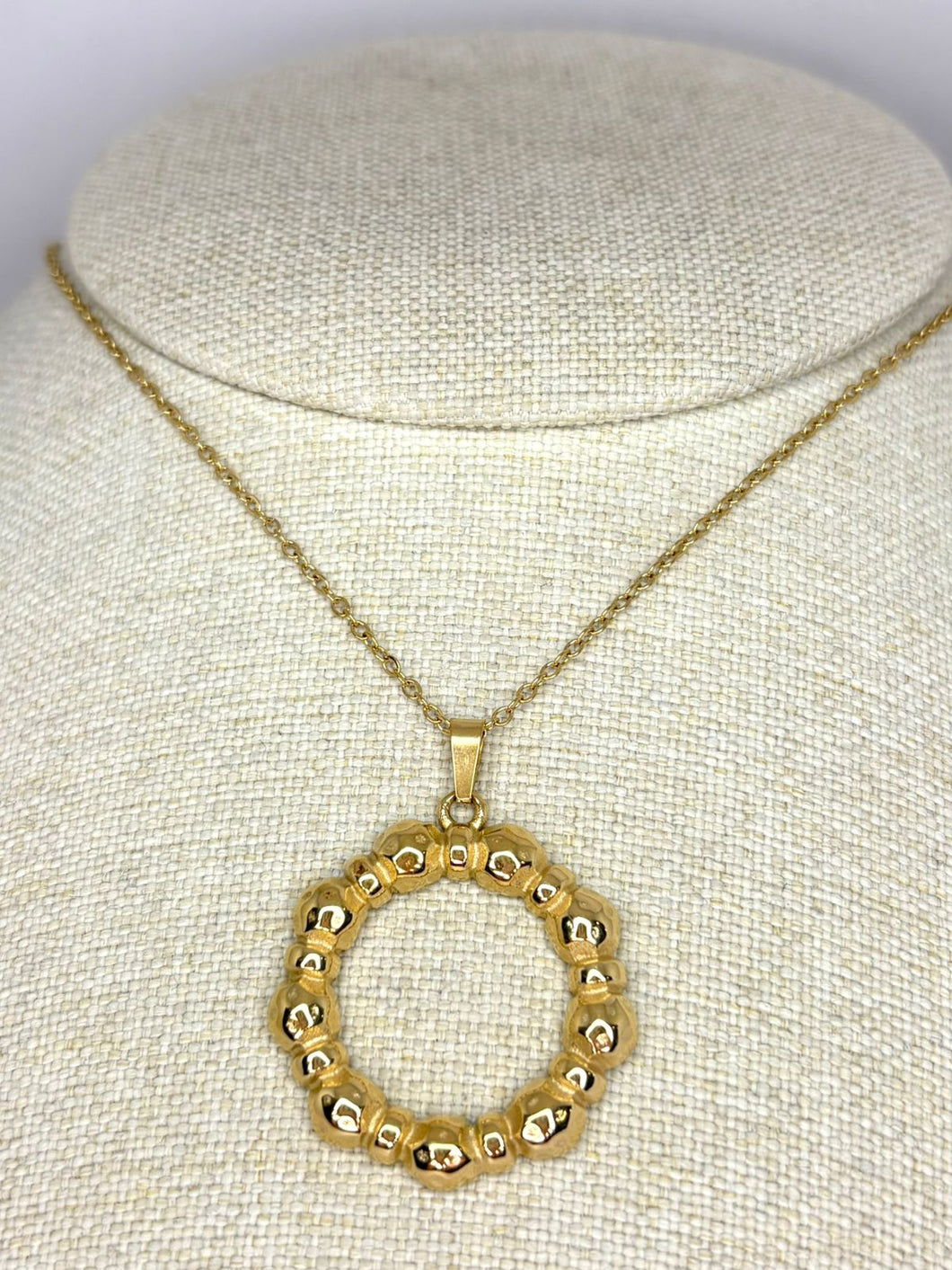 COLLAR CIRCULO BOLITAS MARTILLADAS