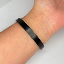 Cargar imagen en el visor de la galería, BRAZALETE LISO NEGRO
