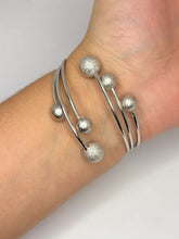 Cargar imagen en el visor de la galería, BRAZALETE LATERAL CON BOLITAS
