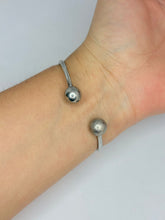 Cargar imagen en el visor de la galería, PULSERA ABIERTA DOS BOLITAS
