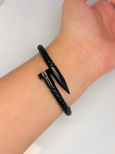 Cargar imagen en el visor de la galería, PULSERA PIEL CLAVO
