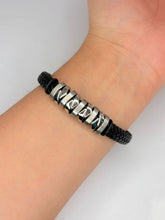 Cargar imagen en el visor de la galería, PULSERA TRENZADA REDONDELES CRUZADOS
