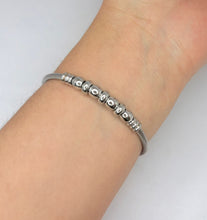 Cargar imagen en el visor de la galería, PULSERA HILO TRENZADO DE BOLITAS
