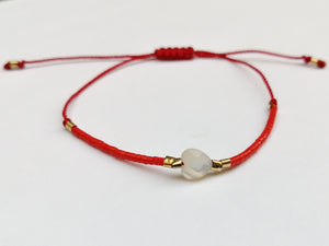 Pulsera hilo rojo corazón concha nácar, chaquira y detalles en chapa de oro